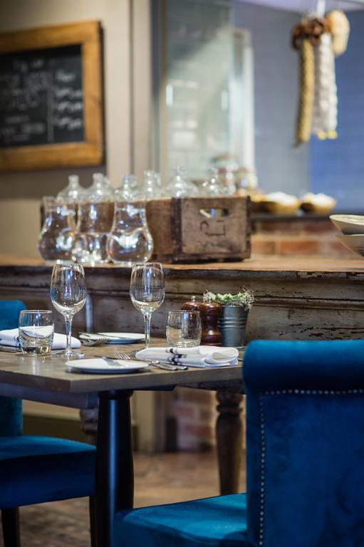 Kings Head Hotel Сайренстер Экстерьер фото